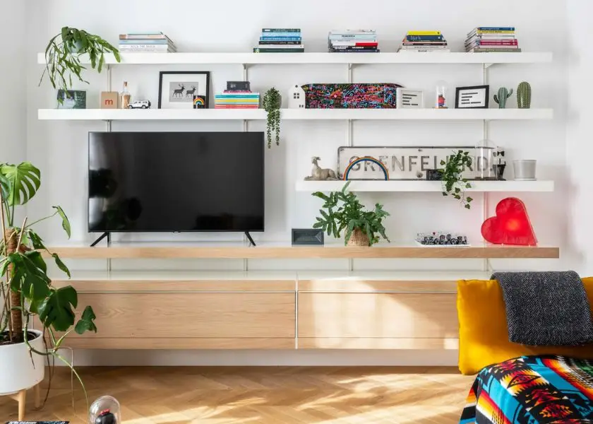 Tambahkan Rak Dinding Simpel di Ruang TV Minimalis Modern